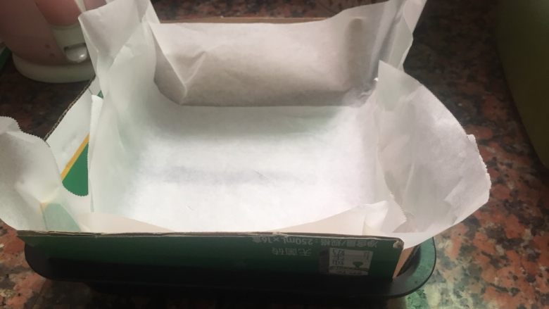古早味蛋糕,首先用纸皮在四周围上,垫入油纸。