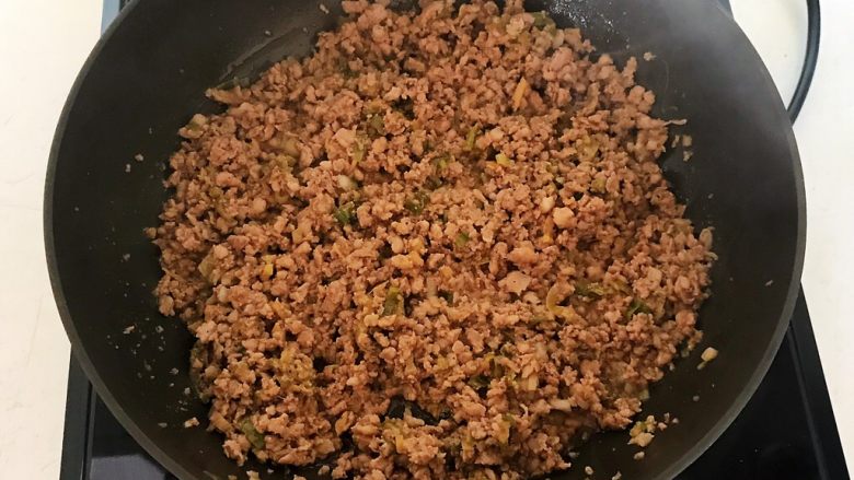 10分钟快手菜  杭椒炒肉末,翻炒均匀
