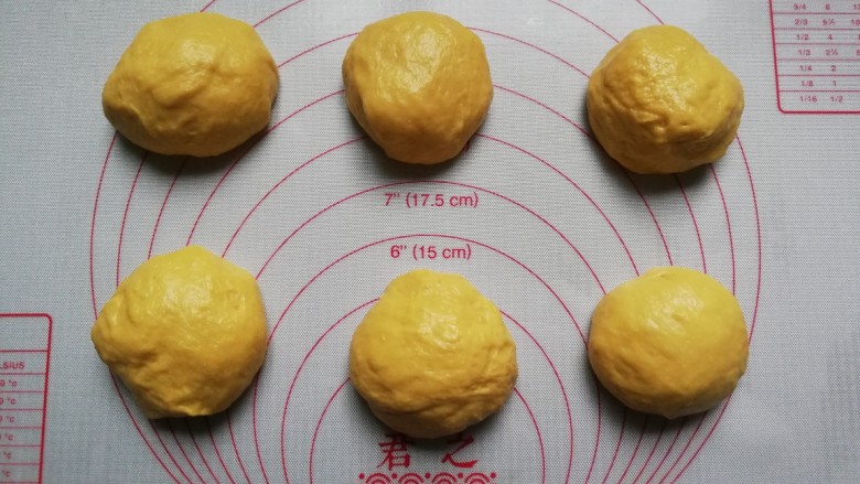 南瓜蜂蜜脆底小面包,发好的面团取出排气,分成小份