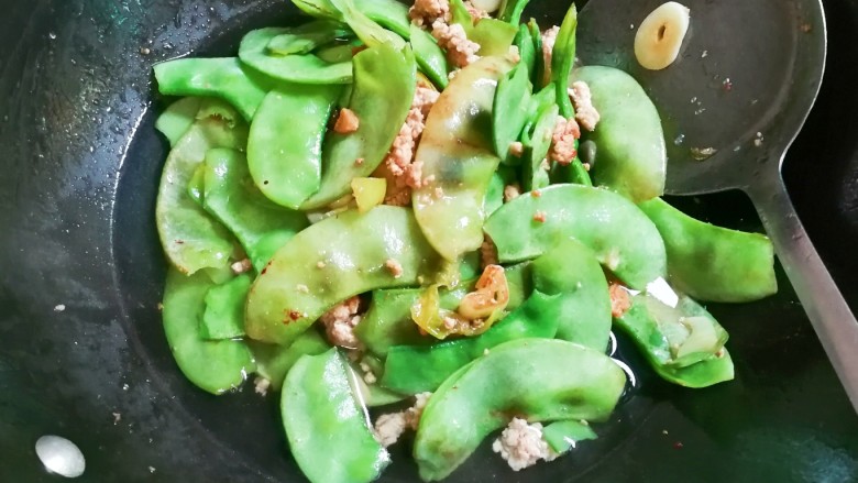 肉末焖扁豆角,翻炒均匀,放入适量热水,盖上锅盖烧开,小火焖烧五分钟,扁豆角一定要熟透,不然有毒