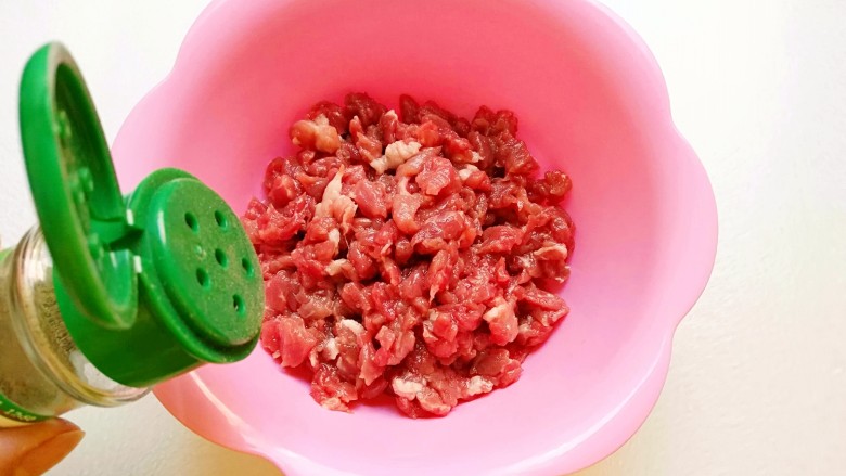 肉末豆腐,肉切末,放入<a style='color:red;display:inline-block;' href='/shicai/ 718'>料酒</a>、盐、胡椒粉拌匀静置5分钟