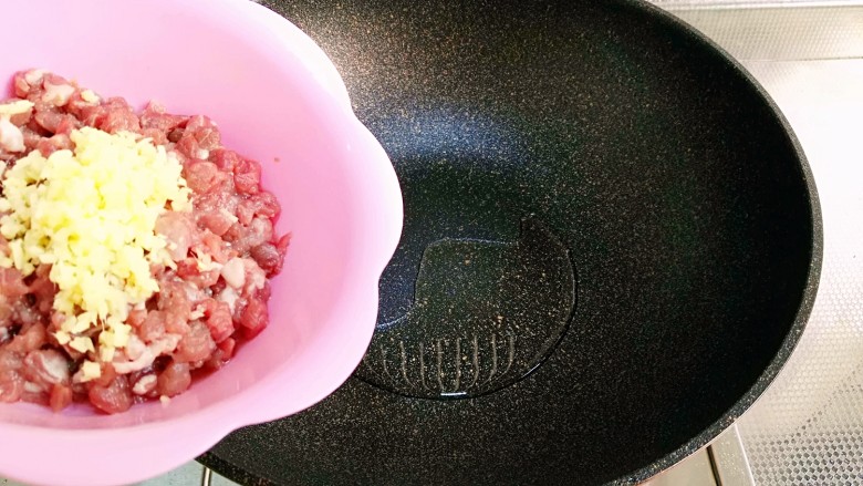 肉末豆腐,锅入油预热,放入肉末煸炒