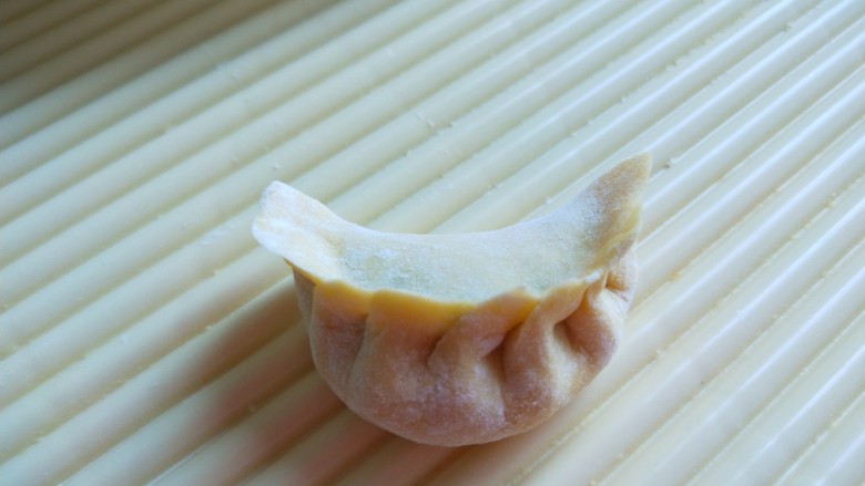 立秋 吃南瓜猪肉虾仁香菜饺子,包好的饺子摆放整齐。