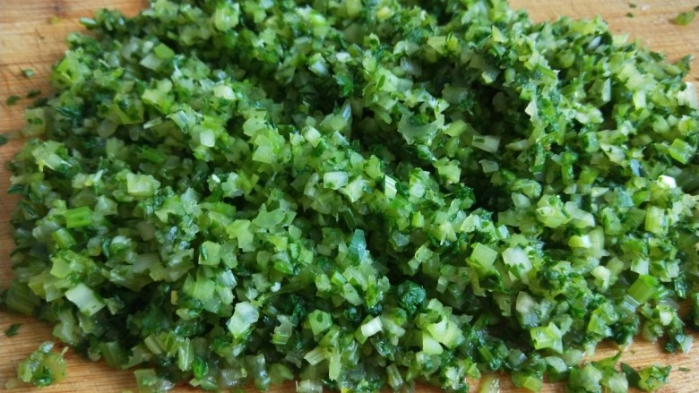 立秋 吃南瓜猪肉虾仁香菜饺子,<a style='color:red;display:inline-block;' href='/shicai/ 131'>香菜</a>洗干净切成末。