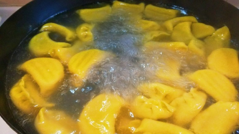 立秋 吃南瓜猪肉虾仁香菜饺子,水烧开后下入饺子,三开饺子两开面。
