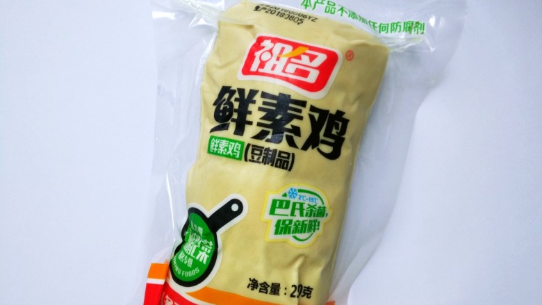 腊味素鸡,新鲜<a style='color:red;display:inline-block;' href='/shicai/ 471'>素鸡</a>一个,当然要是我最中意的祖名,只有这个牌子的才烧的入味,软而不僵硬