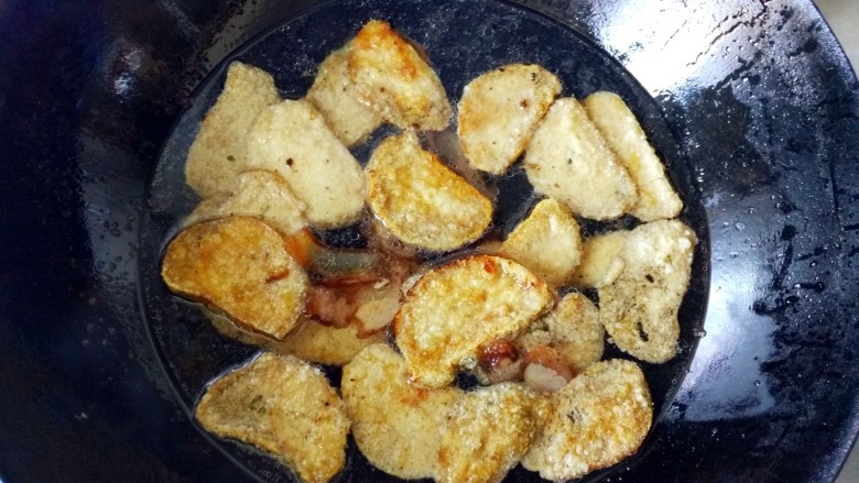 腊味素鸡,在锅里加入水,没过素鸡即可