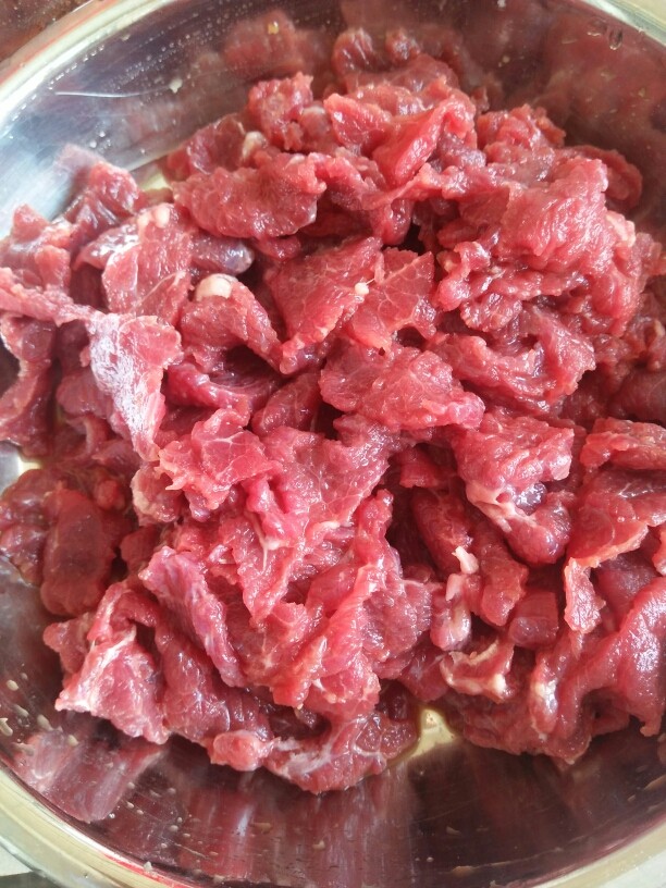 洋葱牛肉,<a style='color:red;display:inline-block;' href='/shicai/ 216'>牛肉</a>切薄片(这个<a style='color:red;display:inline-block;' href='/shicai/ 216'>牛肉</a>我是在买那里叫人家帮忙切的！)用淀粉，<a style='color:red;display:inline-block;' href='/shicai/ 788'>生抽</a>，盐，<a style='color:red;display:inline-block;' href='/shicai/ 720'>胡椒粉</a>腌制10分钟备用