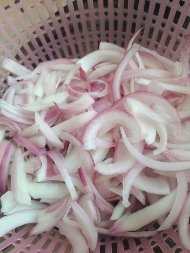 洋葱牛肉,<a style='color:red;display:inline-block;' href='/shicai/ 29'>洋葱</a>洗净，切丝 