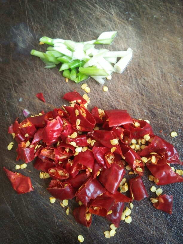 洋葱牛肉,<a style='color:red;display:inline-block;' href='/shicai/ 163'>葱白</a>  <a style='color:red;display:inline-block;' href='/shicai/ 86474'>干辣椒</a>  切段！