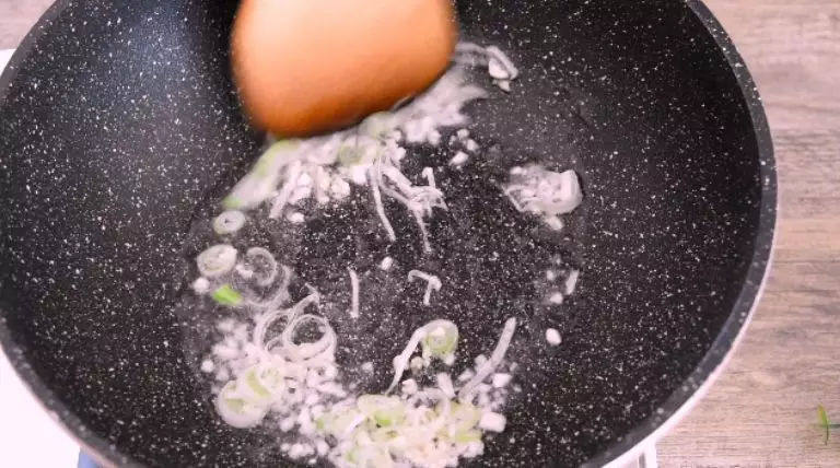 来一碗家的味道——豆角焖面,热锅冷油,爆香葱蒜末,再下肉丝炒至变色