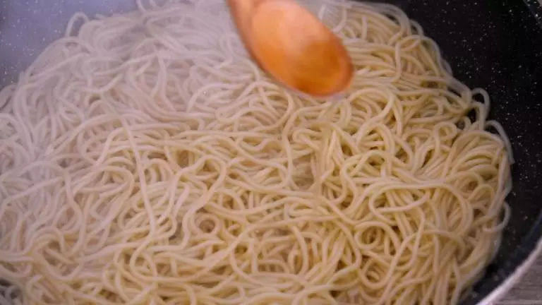 来一碗家的味道——豆角焖面,关盖焖5分钟,开盖淋上食用油