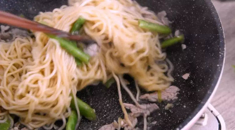 来一碗家的味道——豆角焖面,关盖焖至汁水收干,加入盐、糖调味