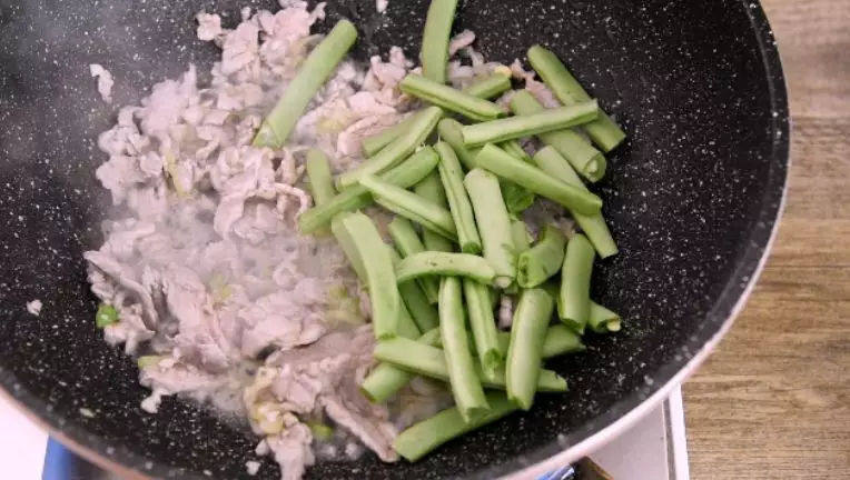 来一碗家的味道——豆角焖面,再加入四季豆,翻炒均匀