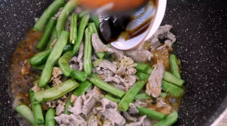 来一碗家的味道——豆角焖面,再加入生抽、蚝油,翻炒