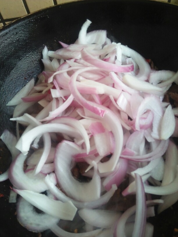 洋葱牛肉,翻炒后倒入洋葱 继续翻炒