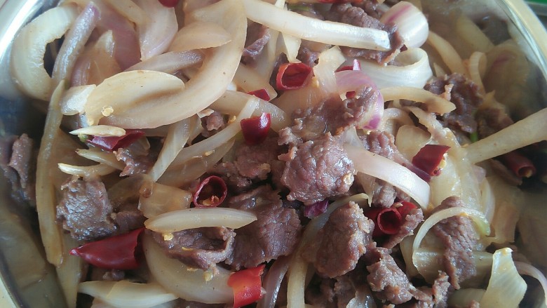 洋葱牛肉,最后一点点<a style='color:red;display:inline-block;' href='/shicai/ 756'>鸡精</a> 翻炒后即可出锅！