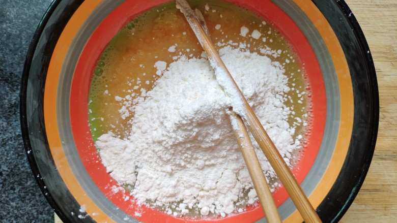 快手早餐之葱花饼,加入低筋面粉,这里面粉的量我没称,随手加的,大概50克左右
