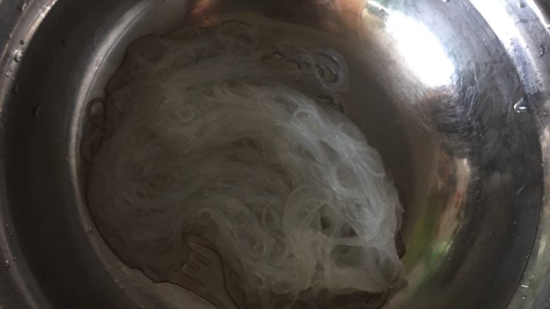 蒜蓉粉丝虾,热水烫好粉丝备用
