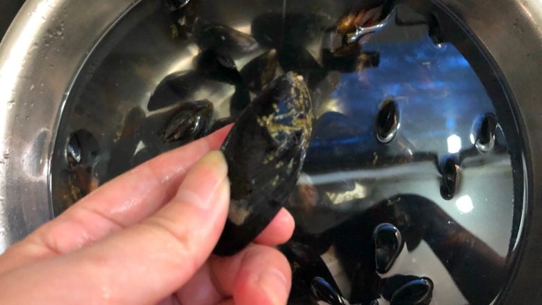 淡菜冬瓜汤,把淡菜表面刷干净,这是没刷的样子