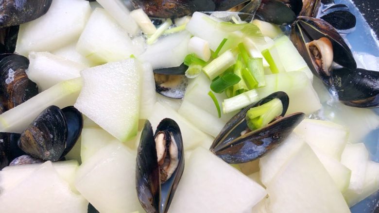 淡菜冬瓜汤,淡菜全部开口了,放入葱白