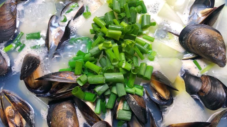 淡菜冬瓜汤,撇去浮末,放入葱叶即可出锅