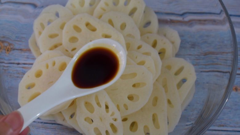 凉拌藕片,莲藕捞出沥干水分放入容器中,加入味极鲜