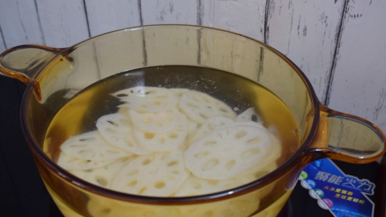 凉拌藕片,锅中烧开水,放入莲藕煮2-3分钟