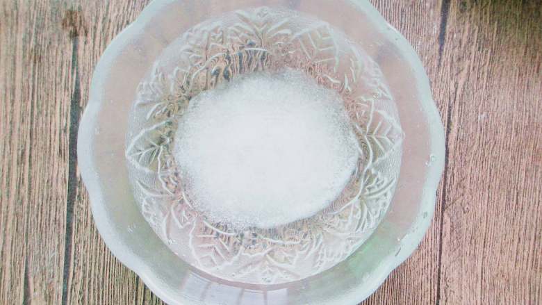 泡椒藕片,煮锅内加入泡椒水、清水、花椒、盐、白醋、白糖搅拌均匀,然后大火烧开略煮一会,然后放凉。