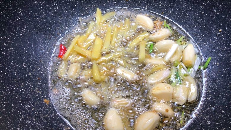 香辣蟹,放入蒜头,生姜,葱白,小火炒香