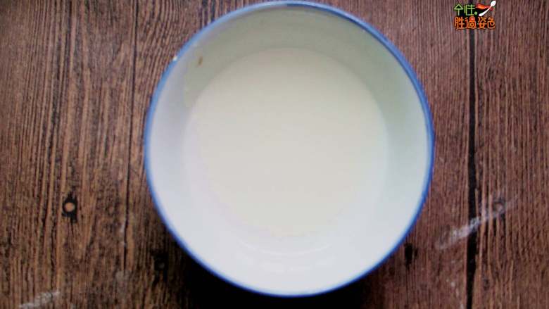 西瓜冰粉,把<a style='color:red;display:inline-block;' href='/shicai/ 6391'>白凉粉</a>倒入碗里,用500克清水拌均