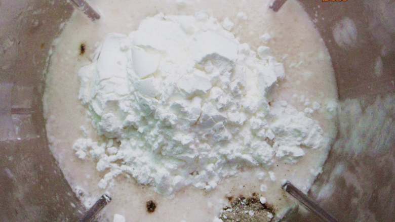 酥脆鲜虾片,加入木薯淀粉,再加入盐、少许糖、胡椒粉、3克油,一起倒入虾泥混合