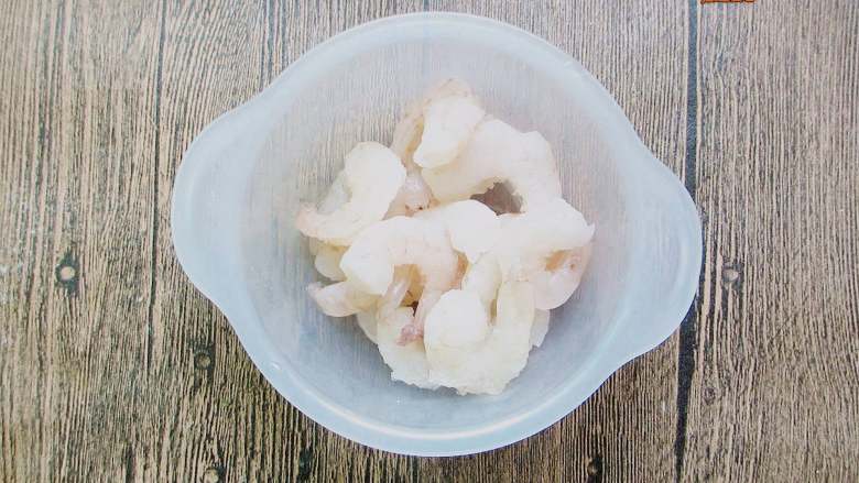 酥脆鲜虾片,准备150克<a style='color:red;display:inline-block;' href='/shicai/ 301'>鲜虾</a>去头去壳,去虾线