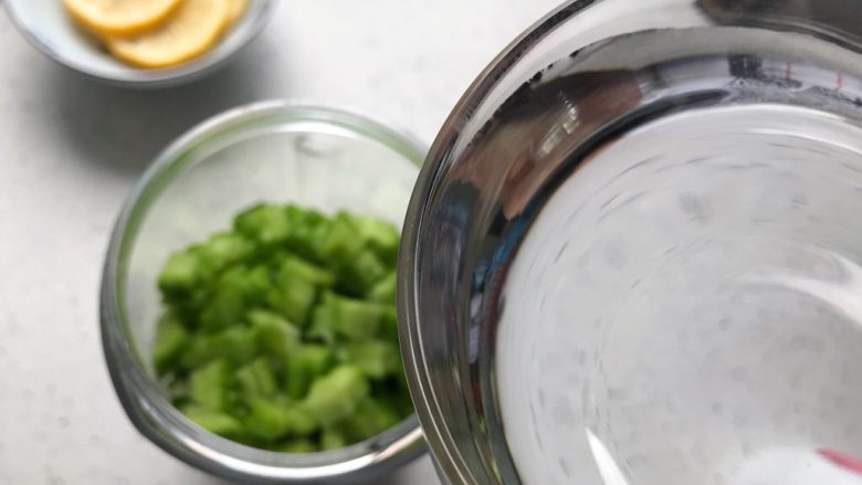 蜂蜜柠檬瓜瓜汁,加入饮用水,水量要没过食材