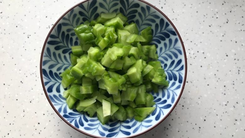 蜂蜜柠檬瓜瓜汁,苦瓜洗净,切成小块,控干水分,备用