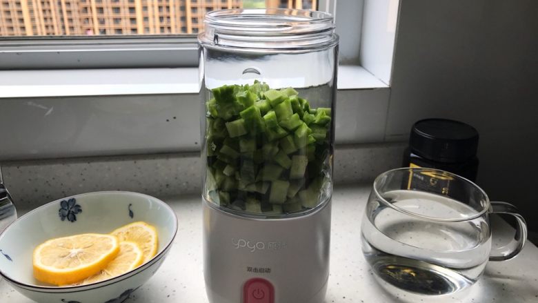 蜂蜜柠檬瓜瓜汁,将苦瓜和黄瓜放入榨汁机内,不要放太满,八分就可以了