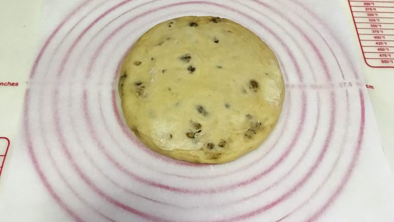 咖啡焦糖核桃司康,把冷藏好的司康面团取出,用手按压,用擀面杖擀开。