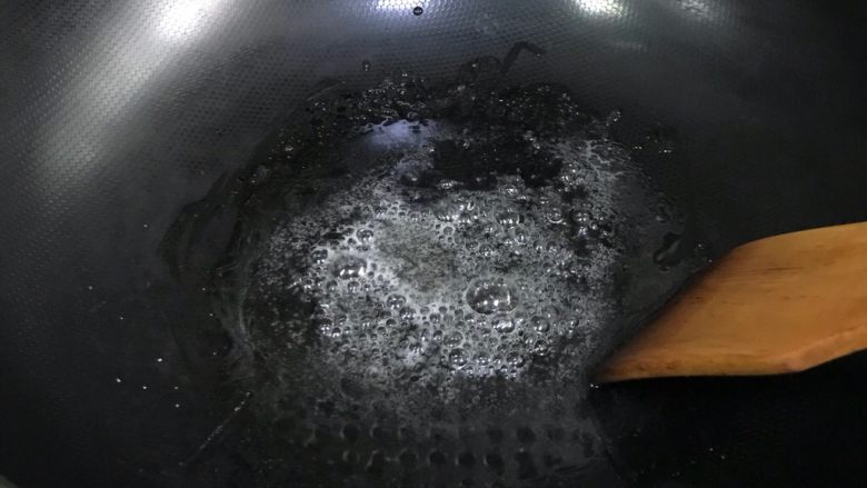 咖啡焦糖核桃司康,把焦糖核桃所需要的细砂糖和清水加入锅内,开小火,一直搅拌至起大泡。