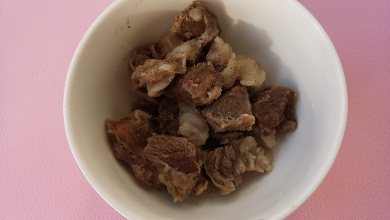 咖喱牛肉炖土豆,<a style='color:red;display:inline-block;' href='/shicai/ 216'>牛肉</a>提前用水煮好,煮半个小时以上。