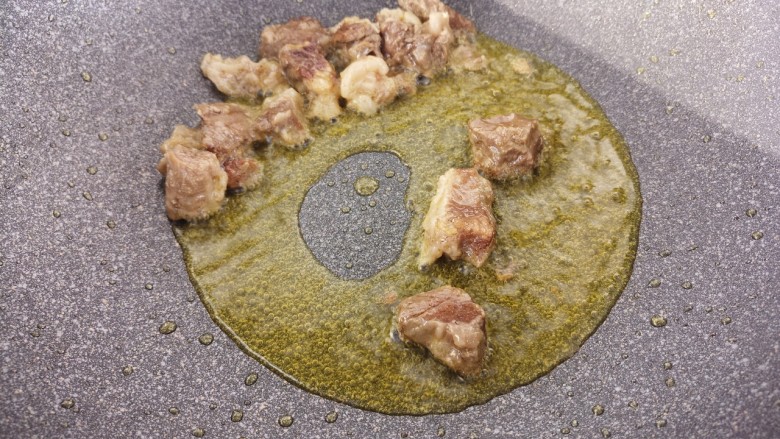 咖喱牛肉炖土豆,翻炒一会儿。