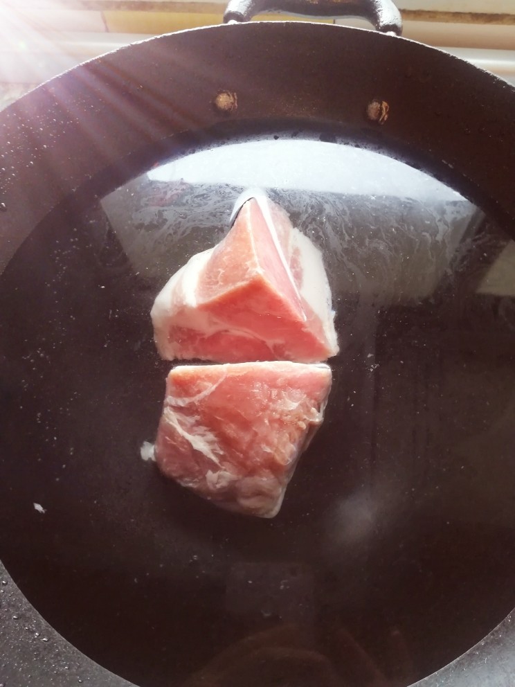 三丝青椒炒肉,猪肉放进锅里煮一下