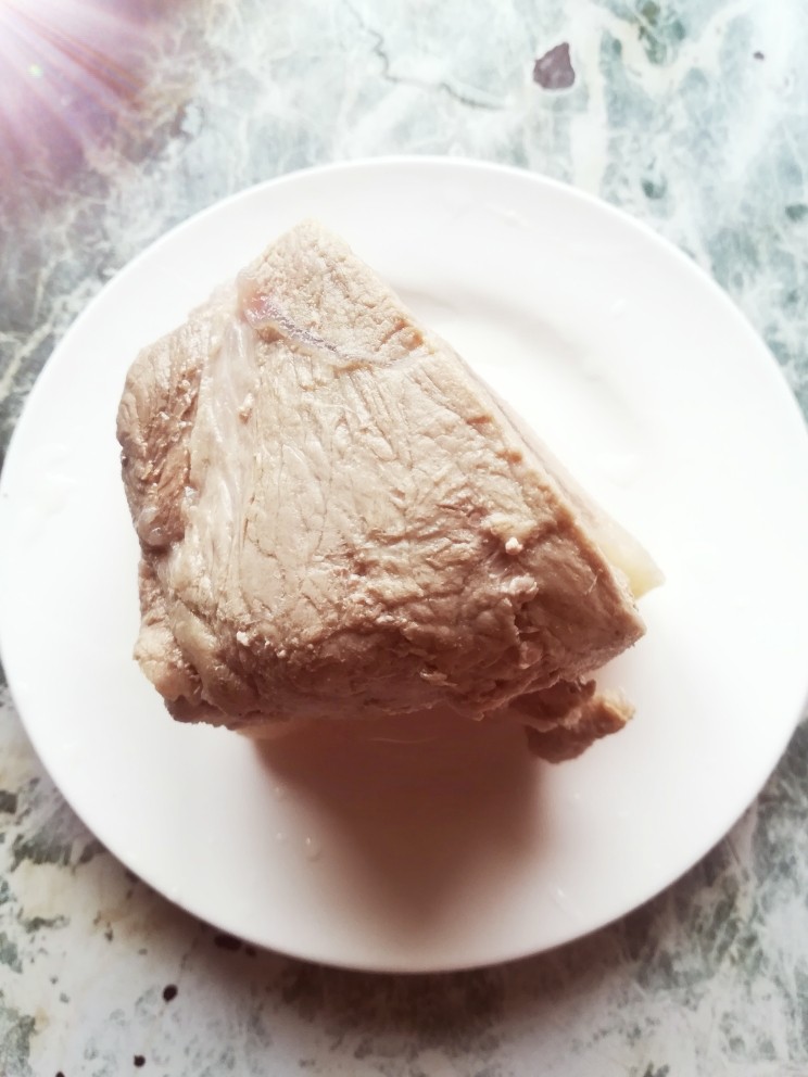 三丝青椒炒肉,煮好的猪肉