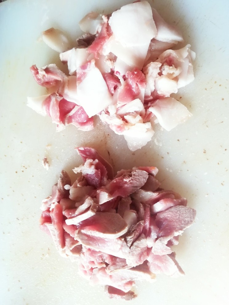 三丝青椒炒肉,猪肉切片 肥肉瘦肉分开待用