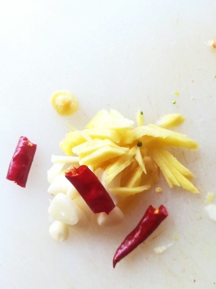 三丝青椒炒肉,大蒜姜切片辣椒段