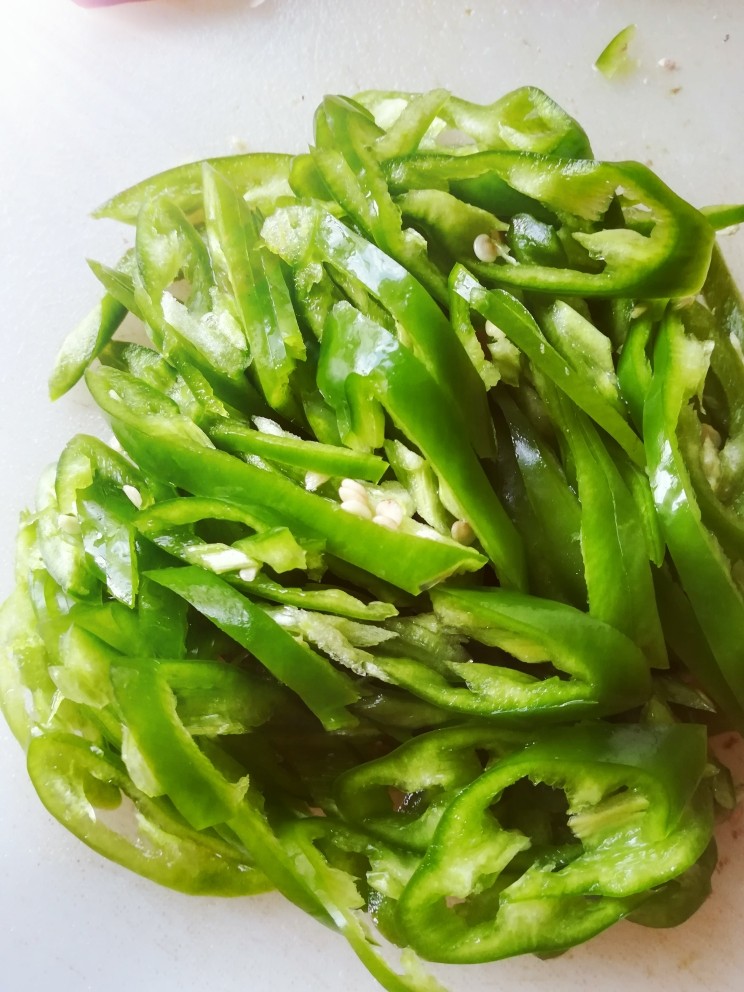 三丝青椒炒肉,辣椒切丝