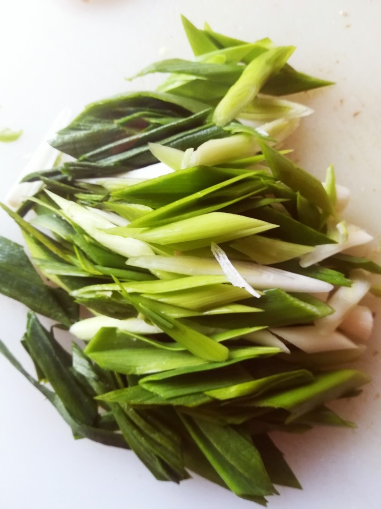 三丝青椒炒肉,<a style='color:red;display:inline-block;' href='/shicai/ 3349'>蒜苗</a>切断