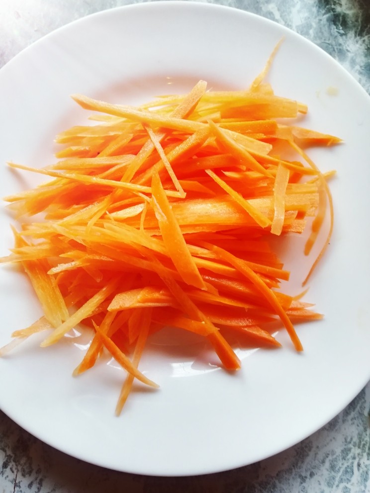 三丝青椒炒肉,<a style='color:red;display:inline-block;' href='/shicai/ 25'>胡萝卜</a>切丝