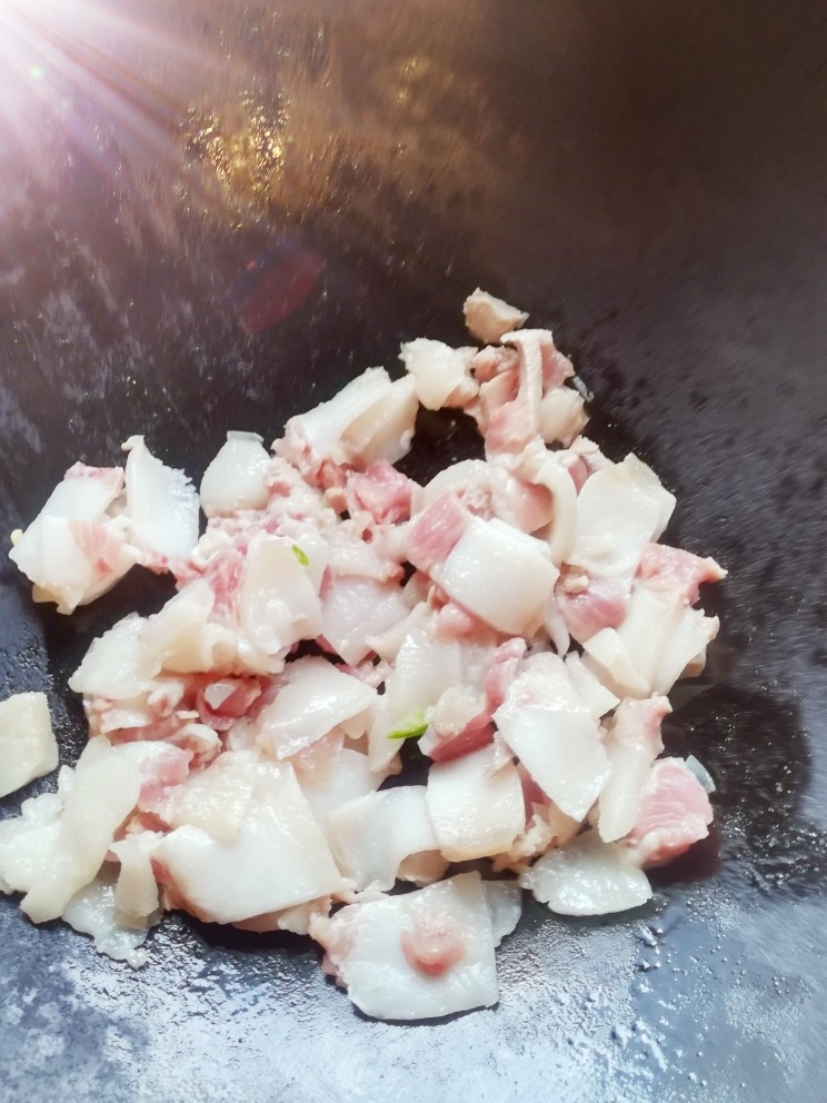 三丝青椒炒肉,锅烧热放入肥肉炒出油