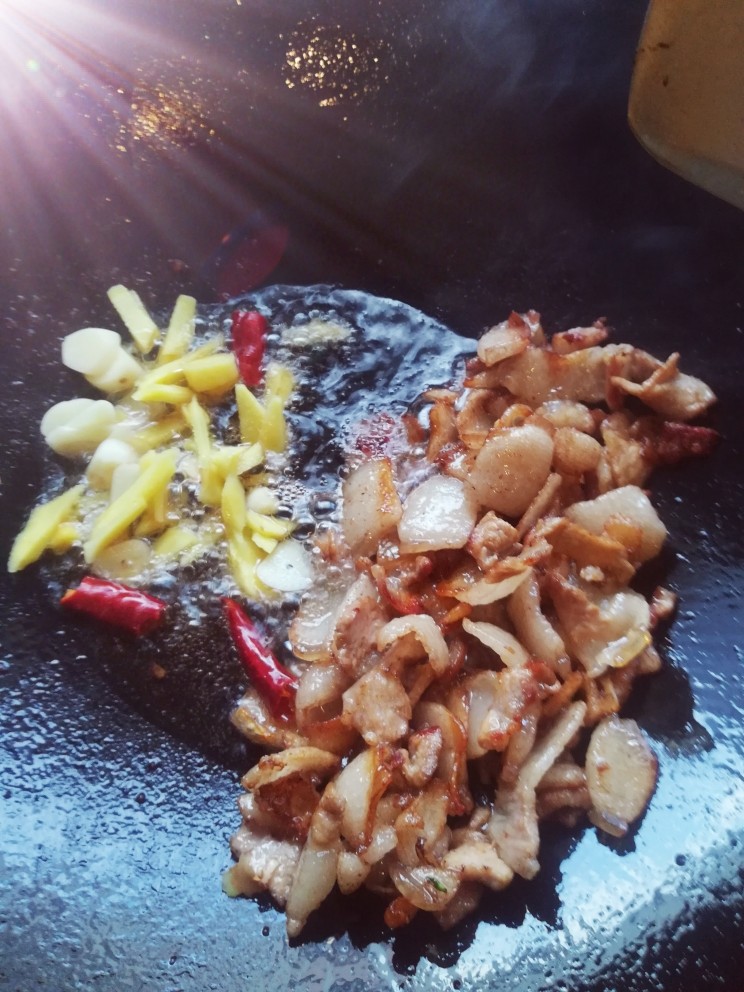 三丝青椒炒肉,出油后放入佐料炒香