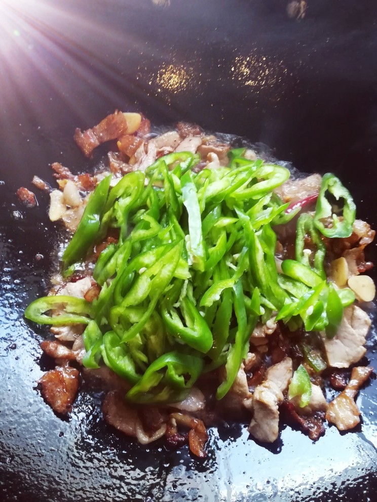 三丝青椒炒肉,后放入青辣椒炒